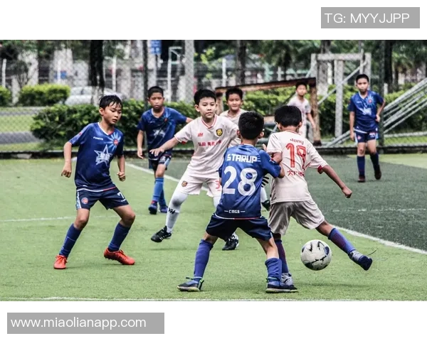 新帅气的足球明星引领潮流展现青春活力与竞技魅力