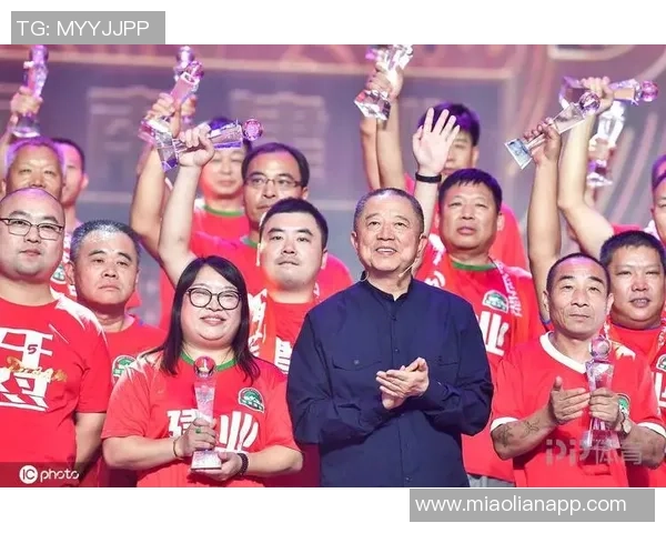 春晚舞台上的足球明星们都有哪些精彩表现和动人瞬间